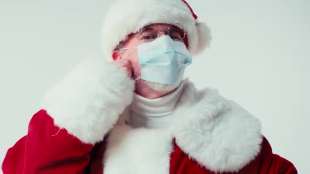 Święty Mikołaj Zdejmuje Maskę Ochronną Śmieje Się Odizolowany Białym — Wideo stockowe