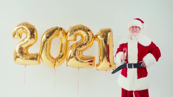 Tomte Klo Med Champagne Nära Ballonger Form 2021 Isolerad Vit — Stockvideo