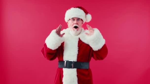 Σοκαρισμένος Άγιος Βασίλης Αγγίζοντας Πρόσωπο Απομονώνονται Κόκκινο — Αρχείο Βίντεο