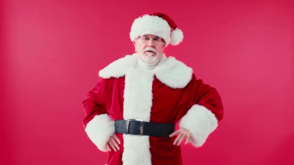 Estricto Santa Claus Con Las Manos Las Caderas Moviendo Dedo — Vídeos de Stock