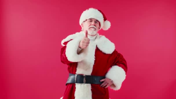 Santa Claus Mostrando Polegar Para Cima Cabeça Acenando Isolado Vermelho — Vídeo de Stock