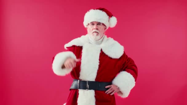 Disgustado Santa Claus Con Mano Cadera Mostrando Pulgar Hacia Abajo — Vídeos de Stock