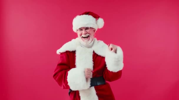 Fröhlicher Weihnachtsmann Brille Tanzt Isoliert Auf Rot — Stockvideo