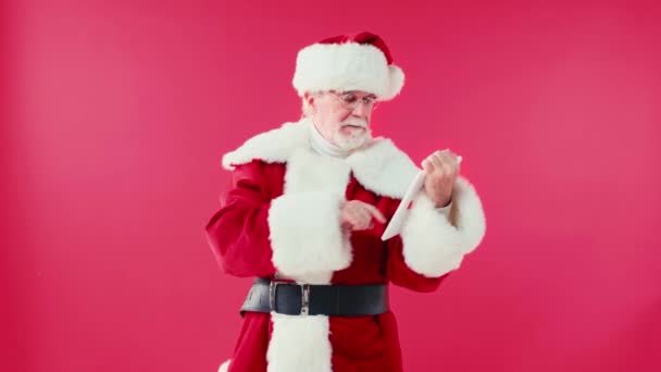Veselý Santa Claus Ukazuje Tablet Palec Nahoru Izolované Červené — Stock video