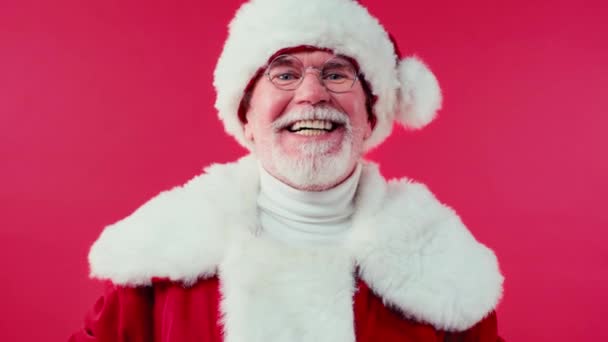 Emocionado Santa Claus Gafas Riendo Cámara Aislada Rojo — Vídeos de Stock