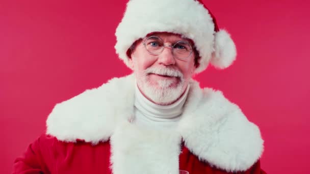 Szczęśliwy Święty Mikołaj Toasting Kieliszkiem Szampana Izolowane Czerwono — Wideo stockowe