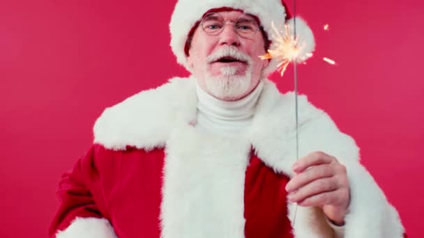 Radostný Santa Claus Mluví Drží Jiskru Izolované Červené — Stock video