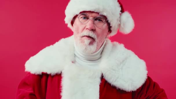 Unzufriedener Weihnachtsmann Zeigt Daumen Nach Unten Auf Rot — Stockvideo