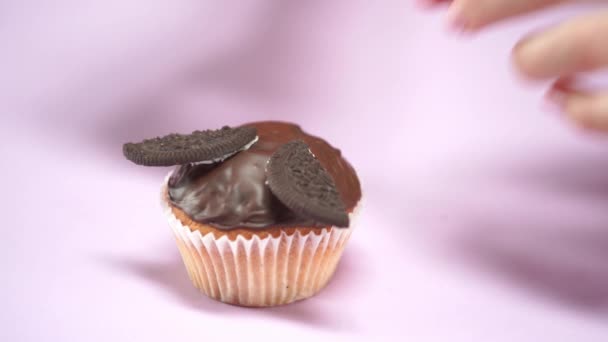 Pandangan Memangkas Wanita Menempatkan Mata Dekoratif Manis Pada Muffin Cokelat — Stok Video