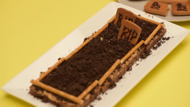 Foco Rack Mulher Colocando Biscoitos Com Letras Rasgar Chocolate Desintegrado — Vídeo de Stock