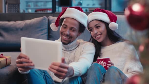 Mutlu Afro Amerikan Çifti Sallıyor Dijital Tablete Bakıyor — Stok video