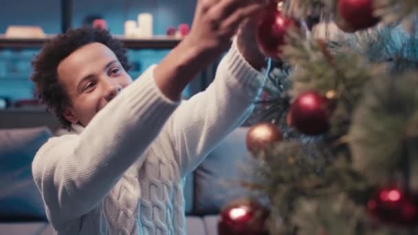 Boldog Afro Amerikai Férfi Díszítő Karácsonyfa — Stock videók