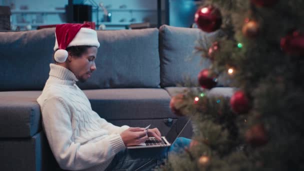 Hombre Afroamericano Santa Hat Compras Línea Navidad — Vídeos de Stock