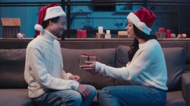 Afrika kökenli Amerikalı bir kadının erkek arkadaşına Noel hediyesi vermesi.