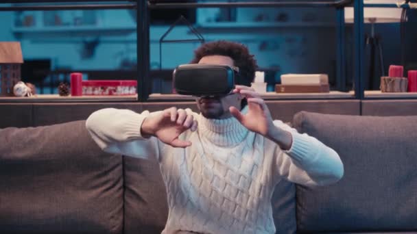 Afro Amerikai Férfi Virtuális Valóság Headset Gesztikuláló Otthon — Stock videók