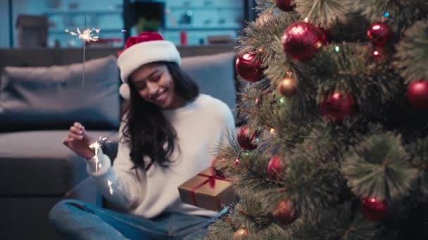 Focus Pull Happy African American Woman Holding Sparkler Christmas Gift — Video