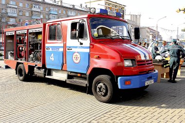 19.10.2018. Minsk şehir. Belarus. Komarovsky market yakınındaki alan. Emercom çalışan anne ve çocuk bir yangın kamyon gösterir. Eylem Moe 