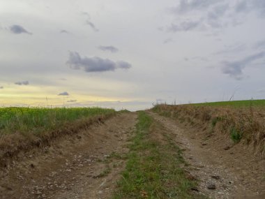 Toprak yol arka planda bulutlar ile