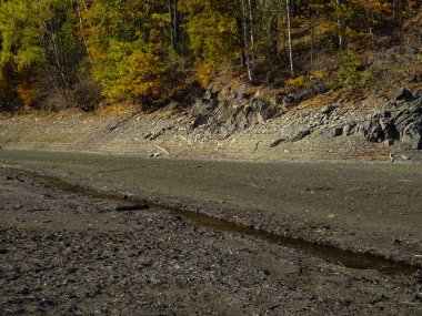 Kuru su yolu nehre özgün akışını