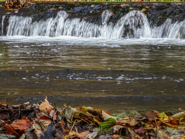 Splashing Falling Stone Water Last Wave — Stock Photo, Image