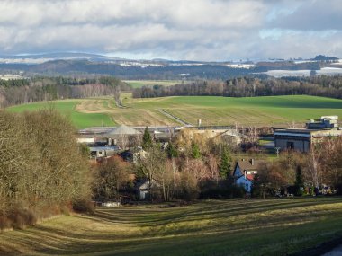 Tepeler, ağaçlar, alanları ve evler
