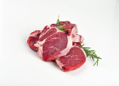 Biftek kızartma et çatalı petrol ve baharat rustik koyu arka plan en iyi kırmızı et izole conseptual Tarih ile ızgara tava üzerinde