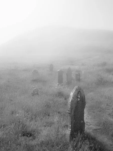 Foggy Graveyard Centuries Old Gravestones — Stock Photo, Image