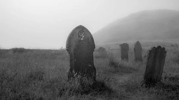 何世紀も昔の墓石と霧の墓地 — ストック写真