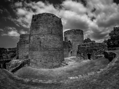 Hırka gökyüzünde güzel clounds ile siyah beyaz fotoğraf, Galler'deki yakınındaki Cilgerran Kalesi