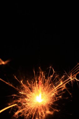 siyah bir zemin üzerine sarı sparks