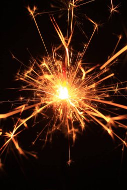 siyah bir zemin üzerine sarı sparks