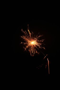 siyah bir zemin üzerine sarı sparks