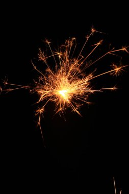 siyah bir zemin üzerine sarı sparks