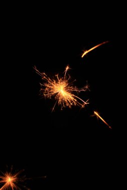 siyah bir zemin üzerine sarı sparks