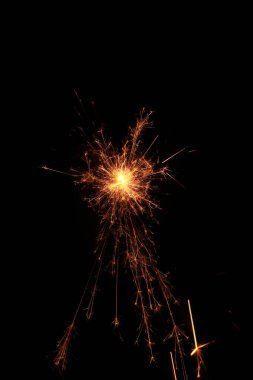 siyah bir zemin üzerine sarı sparks