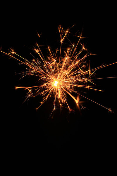 желтые искры на черном фоне
