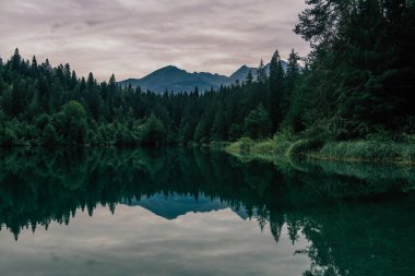 Güzel doğa olay yerinde Crestasee ve Caumasee İsviçre dağlarında ve Alpler