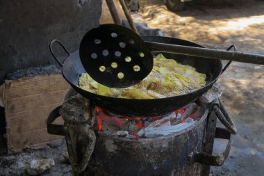 Mombasa (Kenya, Afrika) açık ateşte büyük wok tavada Hommade patates cipsi)