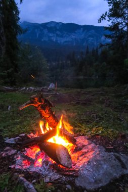 Güzel doğa olay yerinde Crestasee/Caumasee İsviçre dağlarında ve Alpler