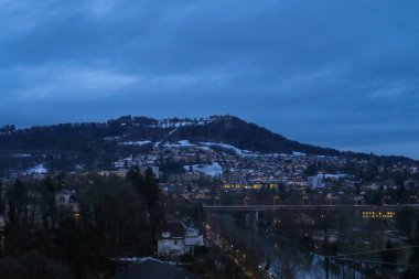 Eski Şehir, Berne (İsviçre) Gurten dağ görüntüleyin. Kar ve gece ışık