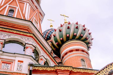 Basilius Katedrali, Moskova ile beyaz bulutlu gökyüzü ve renkli forground bitkilerde