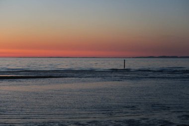 Hollanda, düşük tide Beach'te akşam
