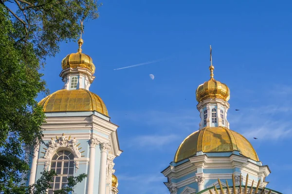 サンクト ペテルブルク モスクワ 青い空 月および結露なきことで黄金の聖ニコラス海軍大聖堂 — ストック写真