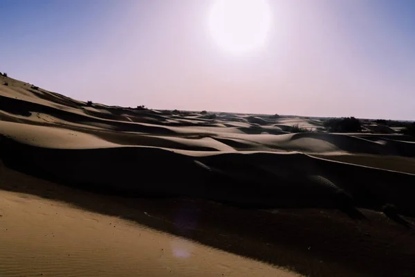 Hermosa Puesta Sol Detrás Dunas Arena Con Caravana Camellos Una —  Fotos de Stock