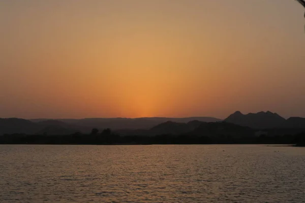 Montanhas Frente Pôr Sol Indiano Com Barco — Fotografia de Stock