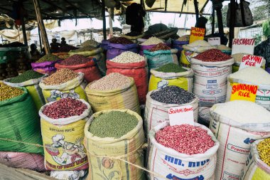 Pazar stand çanta fasulye ve lensler ve tohum ile yükleri ile Nairobi sokaklarında