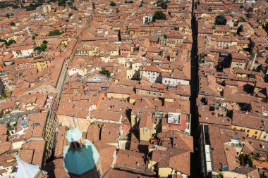 Görüntüle Asinelli kuleden Bologna, çatılar ve Alınlıkların, Asinelli Kulenin gölgesi