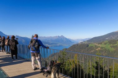 Berne, İsviçre, 29 Eylül 2018: Interlaken Şehir, Alpler, dağlar, göller, ay, turist çekim üzerinden görünüm