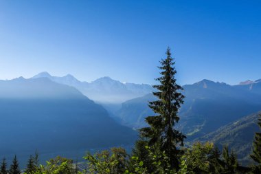 Interlaken Şehir ve Alp Dağları Eiger Moench ve Jungfrau, göller, Güneş shinging üzerinde parlak görüntülemek