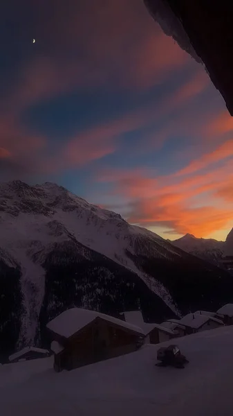 Pôr Sol Visto Uma Varanda Chalé Nas Montanhas Suíça — Fotografia de Stock